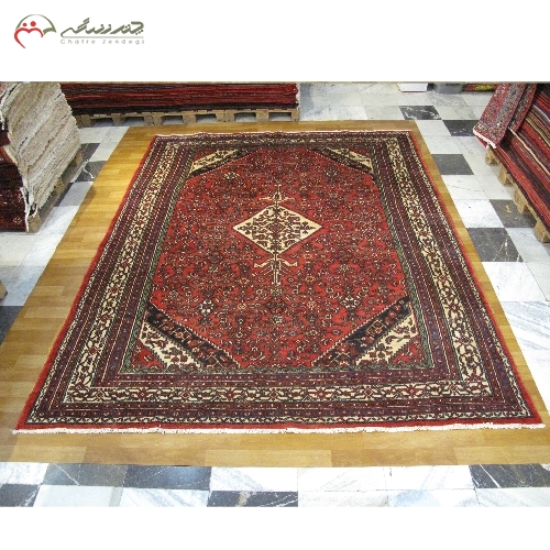 خرید، قیمت و مشخصات فرش دستبافت همدان زمینه لاکی رنگ با حاشیه کرم و تراکم بالا کد 39035 - چترزندگی