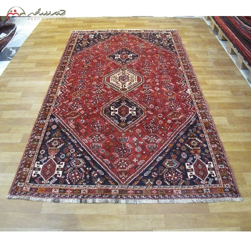 خرید، قیمت و مشخصات فرش دستبافت شیراز طرح لچک و ترنج بافته شده با الیاف طبیعی و درخشندگی عالی کد 39244 - چترزندگی
