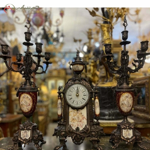 خرید، قیمت و مشخصات ست ساعت و شمعدان رومیزی با رنگ آنتیک و چینی های زرشکی رنگ و طراحی بی نظیر بدنه کد 475 - چترزندگی