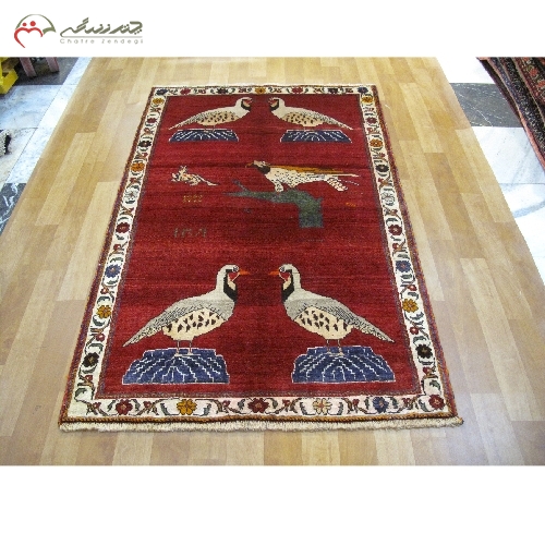 خرید، قیمت و مشخصات فرش دستبافت گبه طرح باغ پرنده با رنگ زمینه ی لاکی و حاشیه کرم، بافته شده با ظرافت بالا کد 39764 - چترزندگی