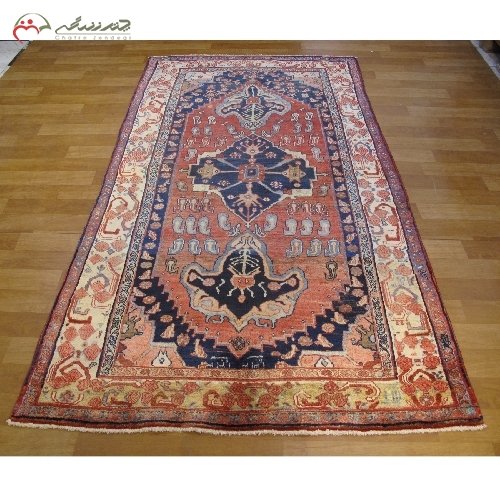 خرید، قیمت و مشخصات فرش قدیم بافت بیجار، دستبافت 60 ساله با نقشه ی ماهی و ترنج به رنگ لاکی و سرمه ای کد 40017 - چترزندگی