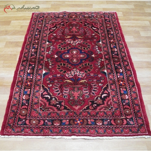 خرید، قیمت و مشخصات فرش دستبافت لیلیان بافته شده با نقشه ی قدیمی طرح لچک و ترنج به رنگ لاکی و سرمه ای کد 40031 - چترزندگی
