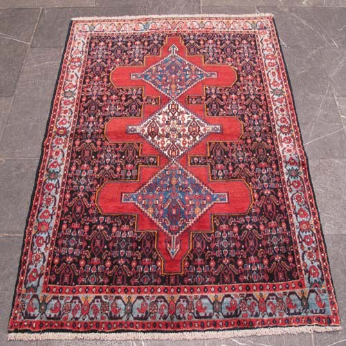 خرید آنلاین، فرش دستباف سنندج کد 37113 با نقشه بی نظیر 3 ترنج و رنگ متن رناسی و حاشیه آبی، با قیمت کاملا مناسب | چترزندگی