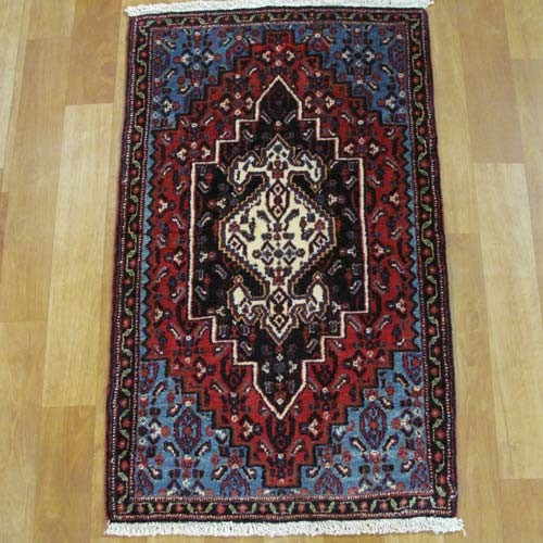 خرید آنلاین، فرش دستباف سنندج کد 37383 سایز پشتی در طرح لچک و ترنج، زمینه لاكي و حاشیه سرمه اي، زیر قیمت بازار | چترزندگی