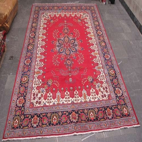 خرید آنلاین، فرش دستباف وینتیج خوي با نقشه فوق زیبا، طرح لچک و ترنج، رنگ زمینه لاكي، کد ۳۹۴۳۹، زیر قیمت بازار | چترزندگی