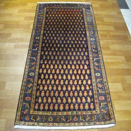 خرید آنلاین، فرش دستباف زنجان کد 38927 در طرح شکیل بته، رنگ زمینه سرمه اي با حاشیه آبي رنگ، زیر قیمت بازار | چترزندگی
