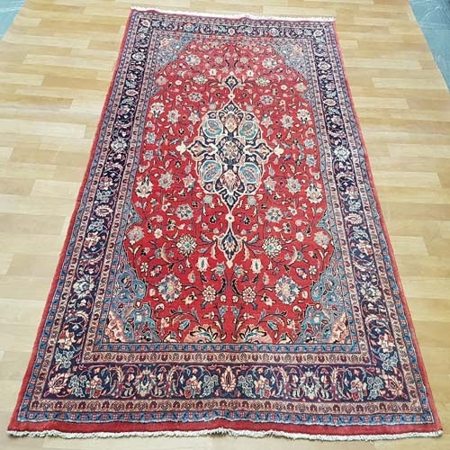 خرید آنلاین، فرش دستباف ساروق با نقشه چشم نواز طرح لچک و ترنج، رنگ زمینه لاكي و حاشیه سرمه اي کد ۳۹۵۳۴، زیر قیمت بازار | چترزندگی