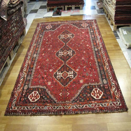 خرید آنلاین، فرش دستباف شيراز کد 38417 سایز قالی در طرح ۳ ترنج، رنگ زمینه لاكي و حاشیه كرم، زیر قیمت بازار | چترزندگی