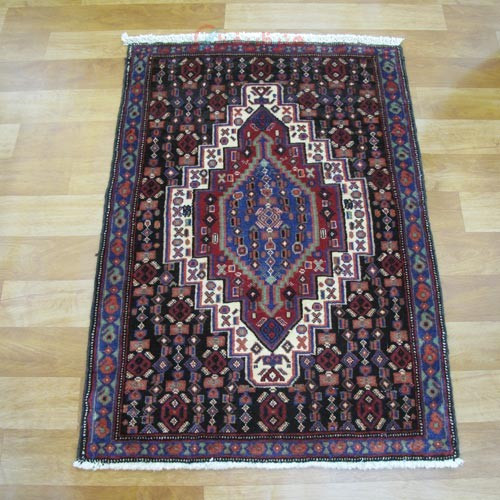 خرید آنلاین، فرش دستباف سنندج کد 37084 طرح زیبای لچک و ترنج با رنگ زمینه کرم و حاشیه سرمه ای در سایز پشتي، زیر قیمت بازار | چترزندگی