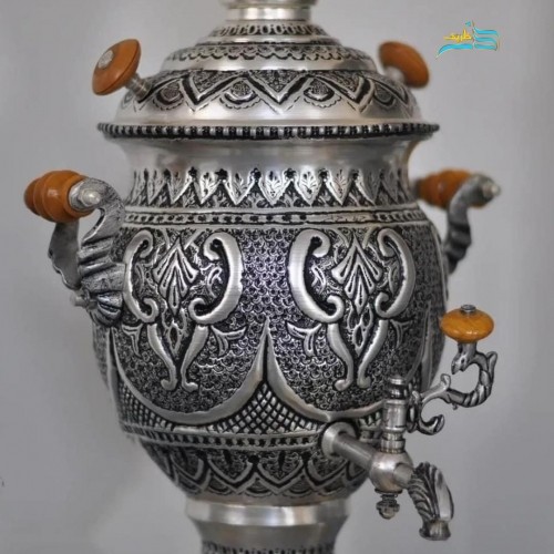 سرویس بسیار زیبای سماور برنجی قلمزنی با پوشش نقره و تنگ شاخدار با روکش کوره ای، رنگ ثابت، چشم نواز