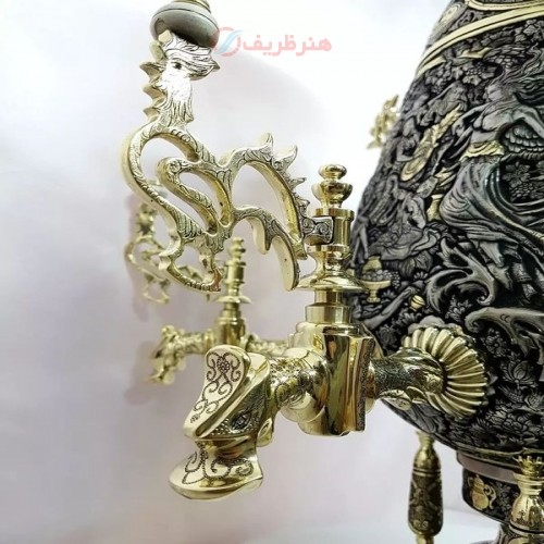 سماور زغالی برنجی ۸ لیتری مدل جام بسیار پر نقش نگار باقلم زنی طرح گل و مرغ، گل و بوته، نقوش حیوانی، اسلیمی با موضوع بزم، با کیفیت عالی