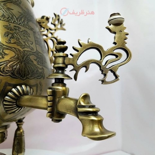 سماور 8 لیتری برنجی زغالی مدل آنتیک جام، با قلم زنی بی نظیر، طرح کله شیر خروسی مینیاتوری