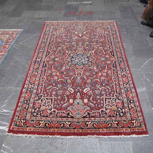 فرش هنر دست ایرانی، بافته شده بيجار طرح لچک و ترنج سایز قاليچه رنگ زمینه لاكي و حاشیه سرمه اي کد ۳۹۰۰۵ - چترزندگی