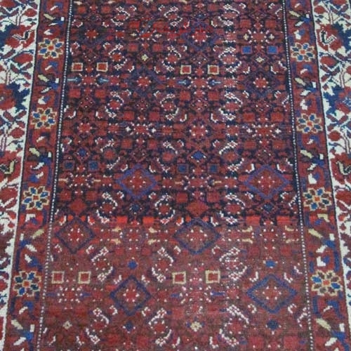 فرش بافته شده با دست آنتیک ملاير طرح سراسر، رنگ زمینه سرمه اي با حاشیه كرم کد ۳۹۲۶۷