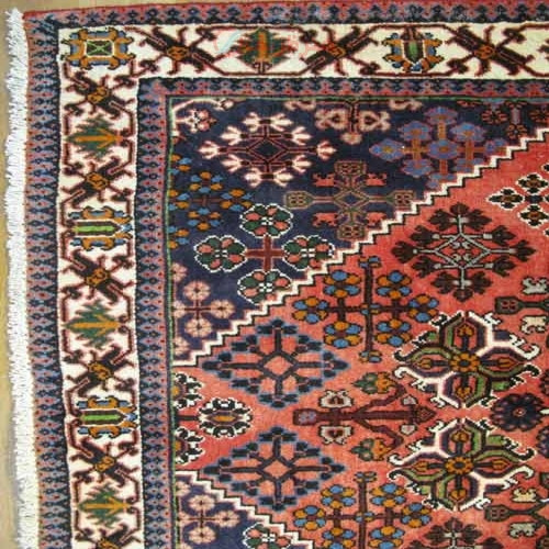 فرش هنر دست ایرانیان ميمه، طرح لچک و ترنج، رنگ زمینه لاكي و حاشیه كرم  کد ۳۹۳۲۸