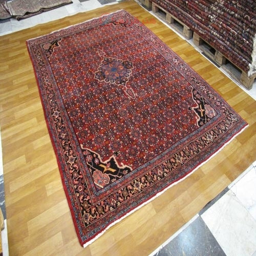 فرش دستباف بيجار با نقشه تماشایی طرح لچک و ترنج، رنگ زمینه لاكي و حاشیه سرمه اي کد ۳۹۴۵۲ - چترزندگی