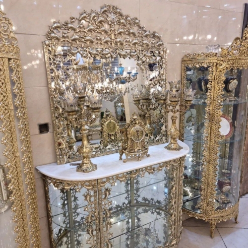 خرید، قیمت و مشخصات آینه کنسول برنز زیر قیمت با طرح بادمجانی و ساعت و شمعدان برنزی - چترزندگی