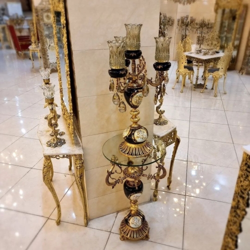 میز و شمعدان کنار سالنی طرح سه شعله آلومینیومی و سرامیکی