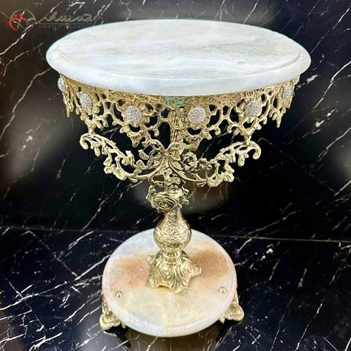 میز خاطره اسلیمی برنزی در طرح آفتابی و پایه های سنگ مرمر