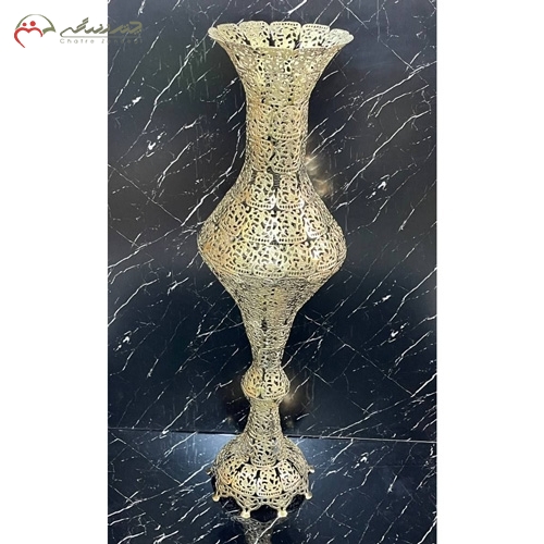 گلدان پایه دار برنزی در طرح درباری پرکار و ظریف طلایی رنگ