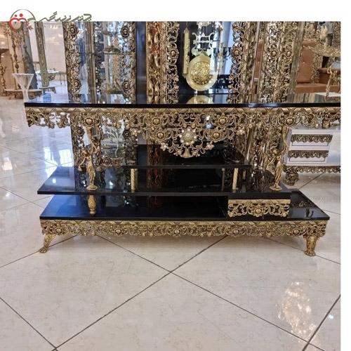 میز تلویزیون جنس ام دی اف و برنزی طرح بانو وگل سرخ برجسته