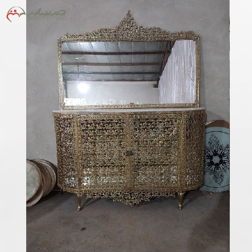 آینه کنسول ویترین دار برنزی بسیار پر کار و درب ها و بغل ها تمام برنز کار دست