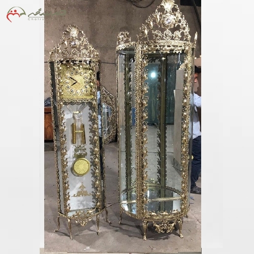 ست ساعت ایستاده و ویترین بدنه تمام برنجی مدل تسمه بادمجانی