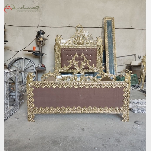 تخت خواب یک نفره بدنه برنزی و رنگ پارچه به دلخواه مشتری و طراحی شیک و آنتیک