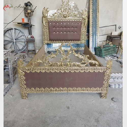 تخت خواب یک نفره بدنه برنزی و رنگ پارچه به دلخواه مشتری و طراحی شیک و آنتیک