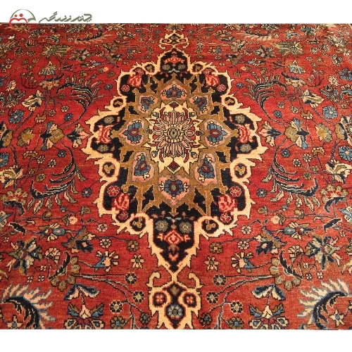 فرش دستبافت بیجار با زمینه لاکی و حاشیه شتری با ضمانت و نقشه بسیار تماشایی 38990