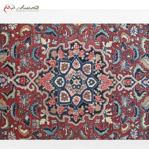 فرش دستبافت بیجار حاشیه ی سرمه ای و طرح زمینه بی نظیر به رنگ لاکی با ضمانت 39005 - چترزندگی