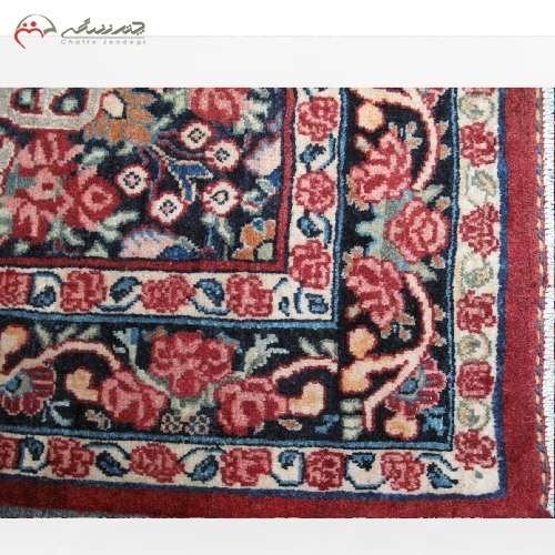 فرش دستبافت بیجار حاشیه ی سرمه ای و طرح زمینه بی نظیر به رنگ لاکی با ضمانت 39005