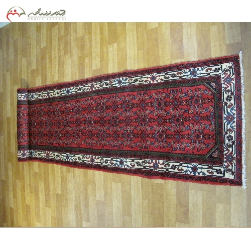 فرش دستباف همدان با نقشه عالی و رنگ زمینه لاکی و حاشیه های کرم کد 39174