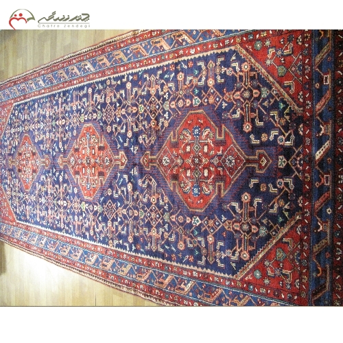 فرش دستبافت همدان طرح ترنج بافته شده با نخ درجه یک و رنگ زمینه سرمه ای و آبی کد 39190 - چترزندگی