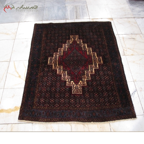 فرش دستبافت سنندج با طرح زمینه ترنج و حاشیه سرمه ای و نقشه تماشایی کد 39196