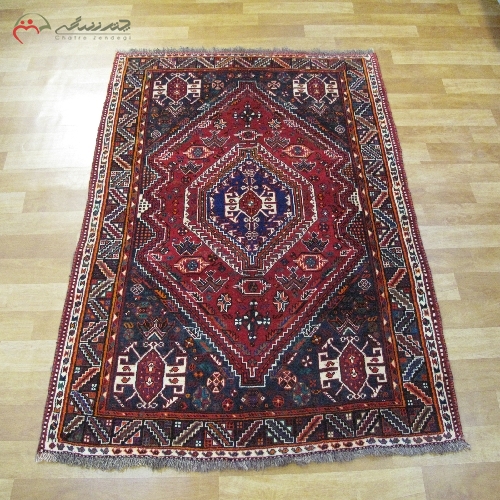فرش دستبافت شیراز طرح لچک و ترنج با درخشندگی عالی و نخ درجه یک کد 39243 - چترزندگی