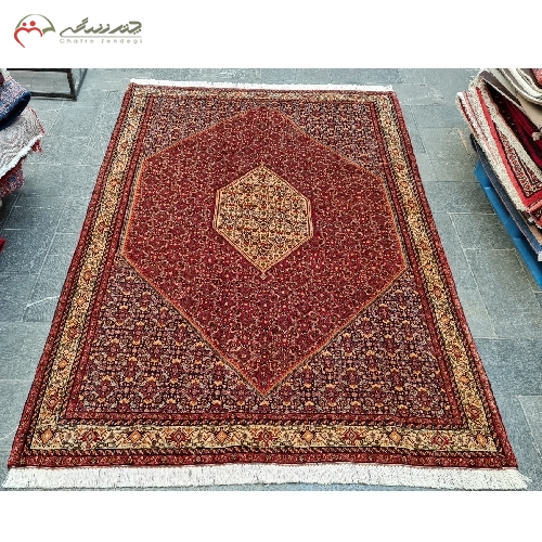 فرش دستبافت بیجار طرح ماهی و ترنج با زمینه لاکی و نقشه بی نظیر کد 39272