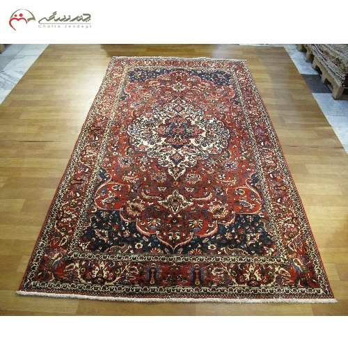 فرش دستبافت بختیار با زمینه لاکی و نقشه بی نظیر با الیاف درجه یک کد 39284
