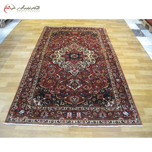 فرش دستبافت بختیاری با زمینه لچک و ترنج با رنگ لاکی و الیاف درجه یک کد 39285 - چترزندگی
