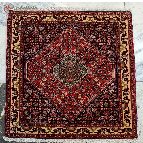 فرش دستبافت سنندج طرح ترنج با زمینه و حاشیه های لاکی رنگ با ضمانت دوام فرش کد 39259 - چترزندگی