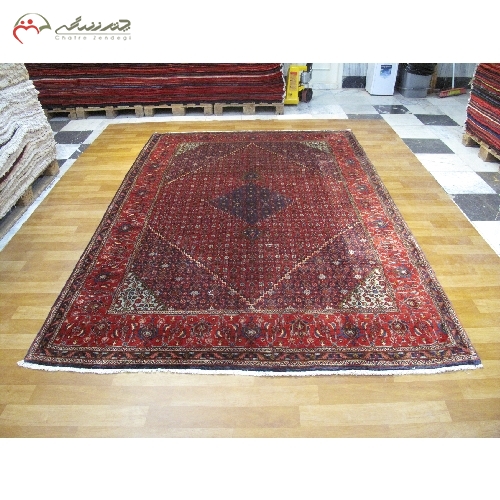 فرش دستبافت بیجار طرح ترنج و ماهی با الیاف درجه یک و ضمانت دوام فرش کد 39434