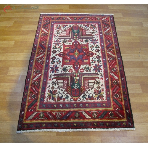 فرش دستبافت قرجه طرح ترنج و لچک با زمینه کار شده و نخ درجه یک کد 39481 - چترزندگی