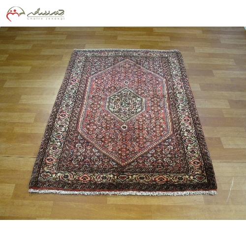 فرش دستبافت بیجار با طرح ترنج و ماهی با زمینه کار شده تراکم بالا کد 39484