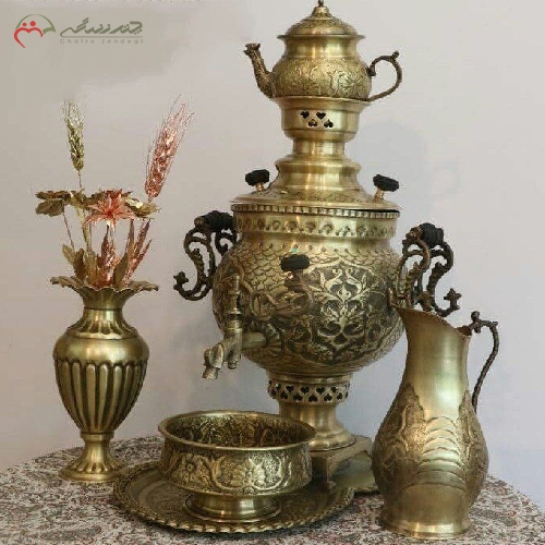 ست سماور ذغالی 6 لیتری توپی قلم زنی شده تبریز دارای دو جام روسی و دسته های توری