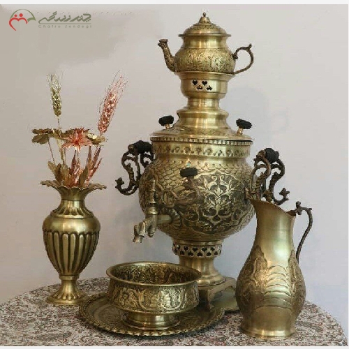 ست سماور ذغالی 6 لیتری توپی قلم زنی شده تبریز دارای دو جام روسی و دسته های توری - چترزندگی