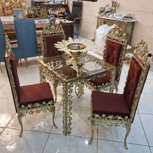 میز ناهار خوری 4 نفره برنزی با بدنه کار شده رنگ ثابت و پارچه در رنگ بندی متنوع به انتخاب مشتری