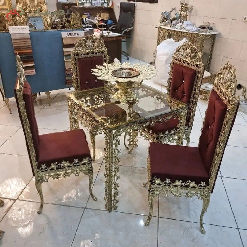 میز ناهار خوری 4 نفره تمام برنزی با رویه شیشه ای و تنوع رنگ پارچه صندلی ها - چترزندگی
