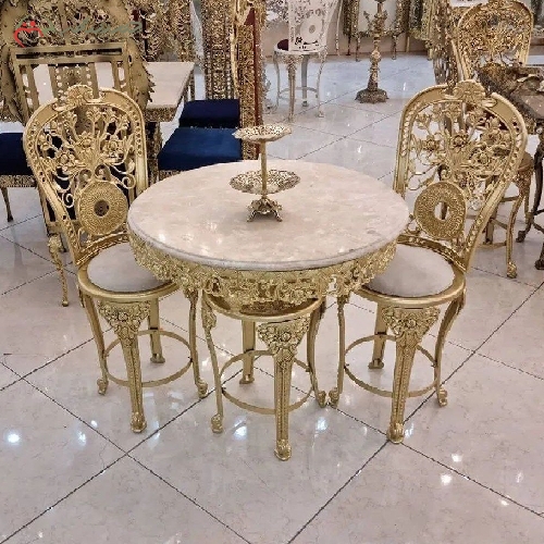ناهار خوری 2 نفره طرح گل سرخ بدنه آلیاژ با دوام و رویه سنگ مرمر به رنگ طلایی