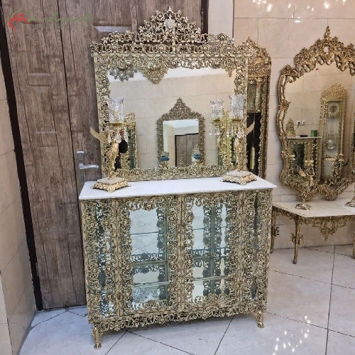 آینه کنسول ویترین دار برنزی با رویه سنگ مرمر و آینه تاج دار و شمعدان های طرح فرشته