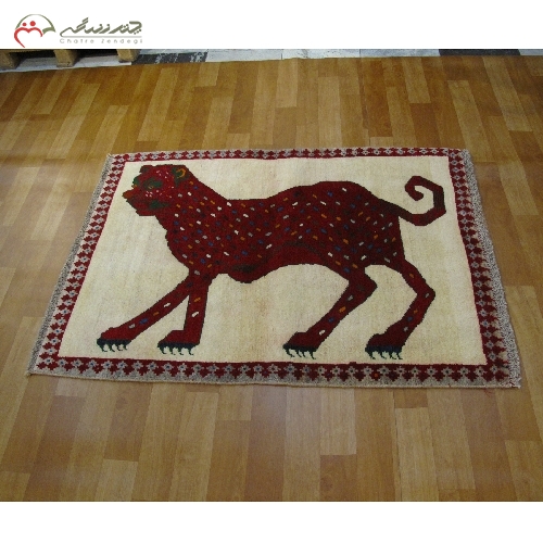 فرش دستبافت گبه طرح شیر، نو بافت به رنگ کرم و حاشیه های لاکی و درخشندگی ظاهری بالا کد 39966 - چترزندگی